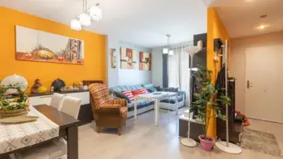 Casa Adosada en Venta: 3 Dormitorios, Jardín, Garaje y Placas Solares