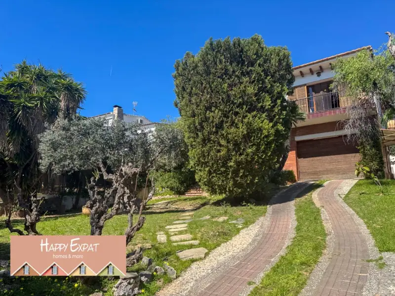 Chalet en Venta en Vallpineda Sitges con Jardin y Vistas al Mar
