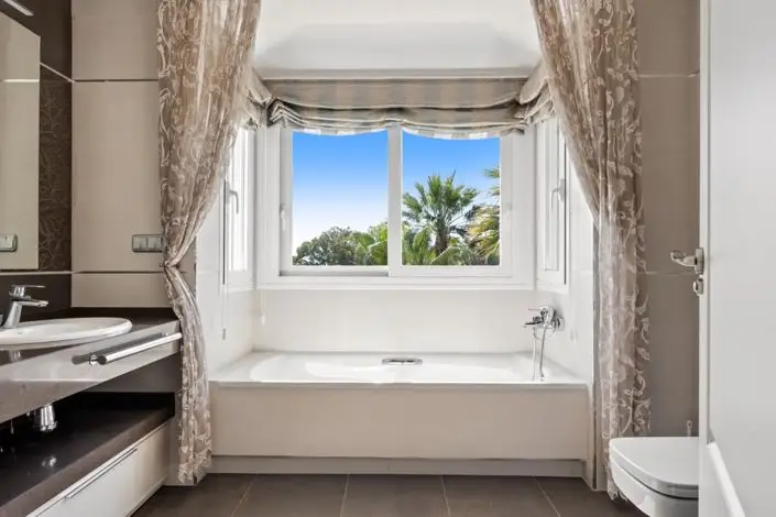 Villa 4 Dormitorios Elviria Marbella Moderna Cerca Playa