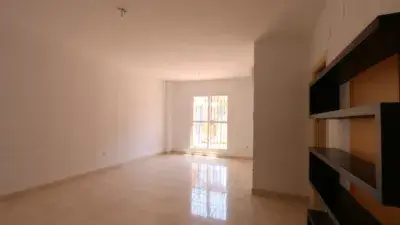 Piso en Alquiler en Camas 97m2 3 Dormitorios Patio y Garaje