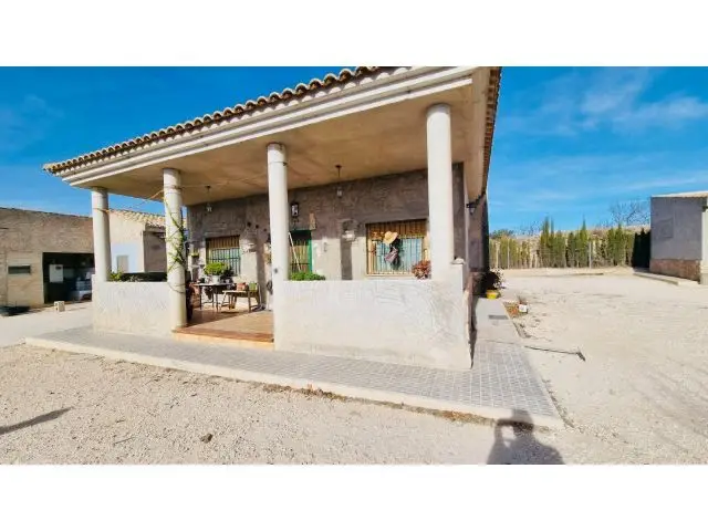 Chalet Independiente con Parcela en Pinoso