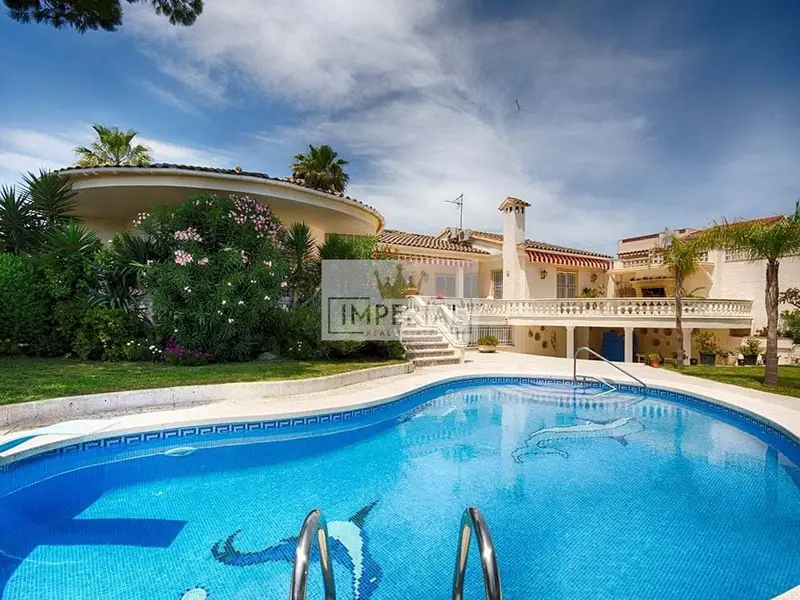 Villa en Canal Ancho Empuriabrava con Jardín y Amarre