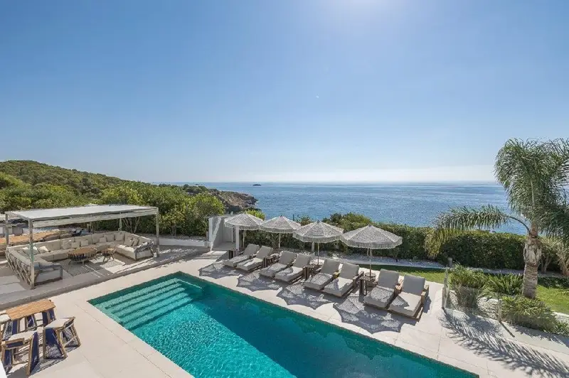 Villa de Lujo en Cap Martinet Ibiza con Vistas al Mar