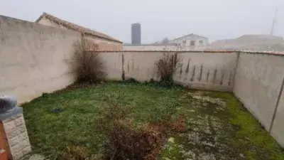 Chalet Adosado en Melgar de Fernamental con Bodega y Merendero