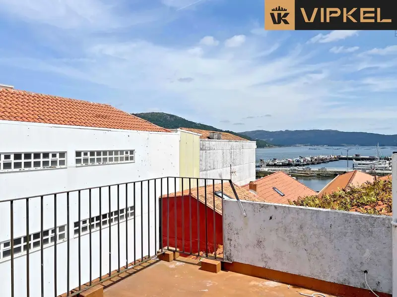 Casa en Muros con Vistas al Puerto y Montaña