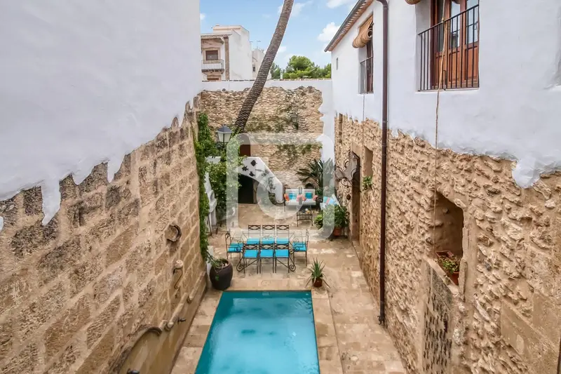 Casa renovada en Xabia centro con piscina y apartamento