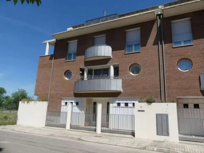 Casa en venta en Huesca amplia con bodega y jardin