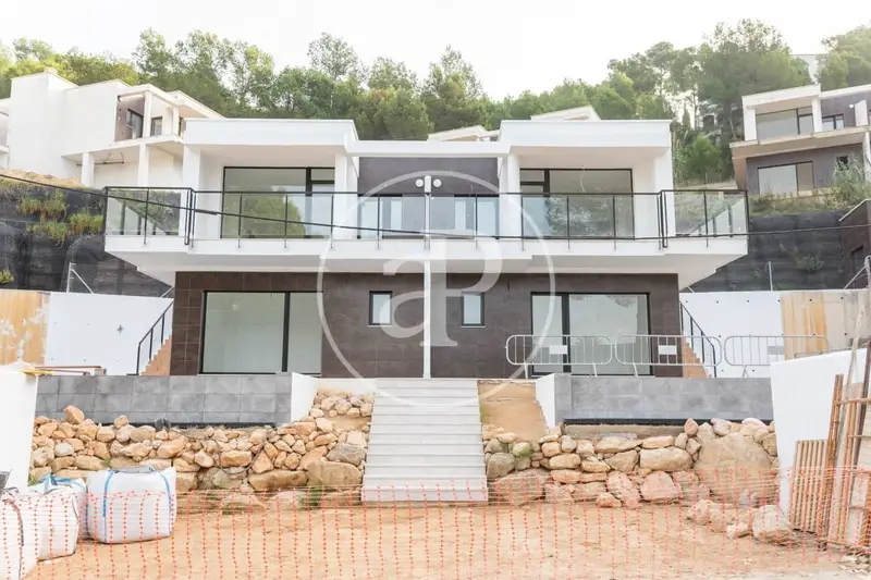 Chalet en venta en Chiva Valencia 4 habitaciones 2 baños