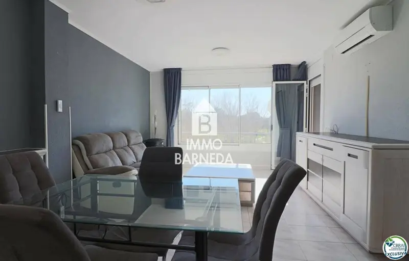 Apartamento en Empuriabrava con Piscina y Vistas Verdes