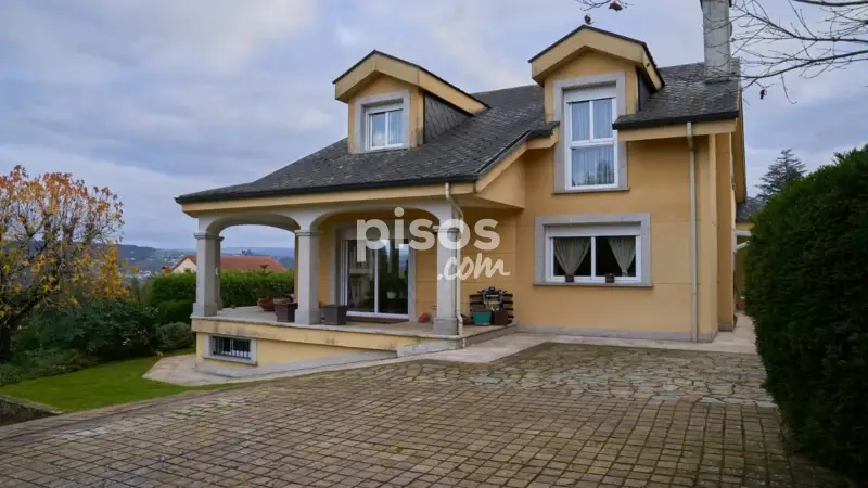 Chalet en Bergondo con Piscina y 3 Dormitorios