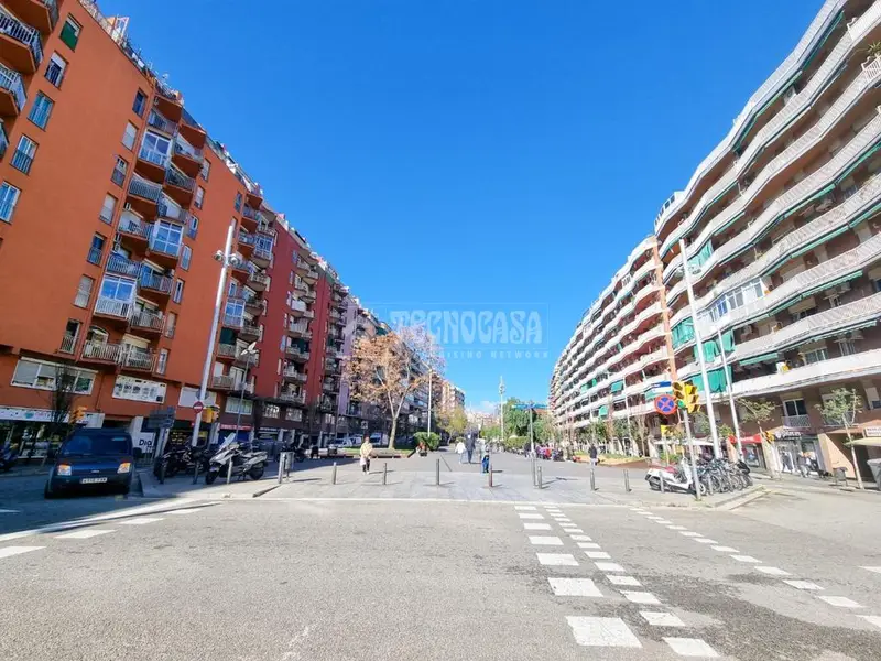 Local comercial en venta en Sants - Montjuïc