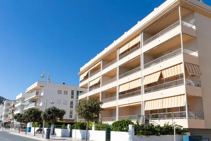 Apartamento en La Herradura con Vistas al Mar y Garaje
