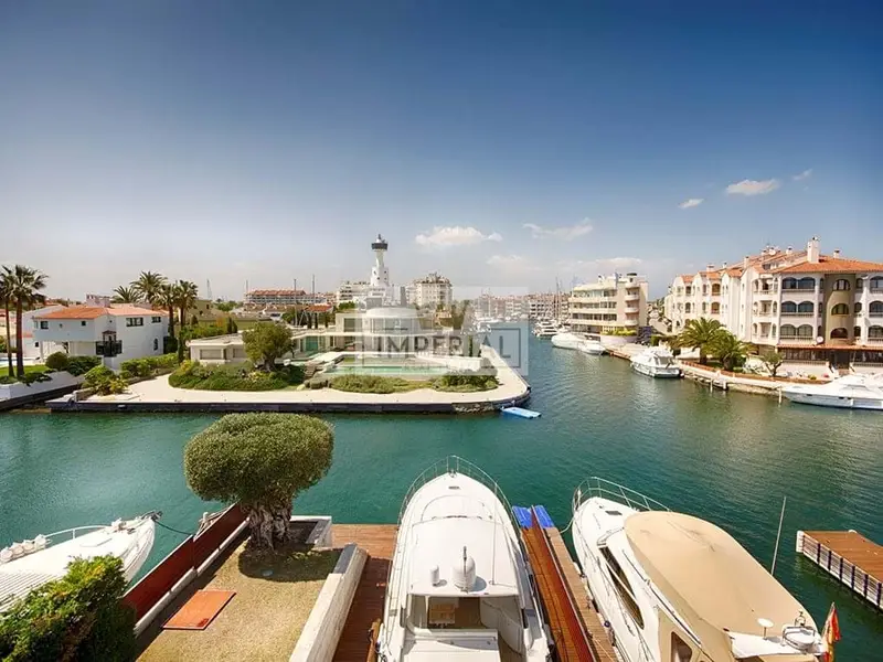 Casa en primera linea de playa Empuriabrava con amarre