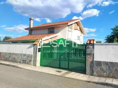 Chalet 3 Plantas 2000m2 Piscina Choco Cochera Leñera
