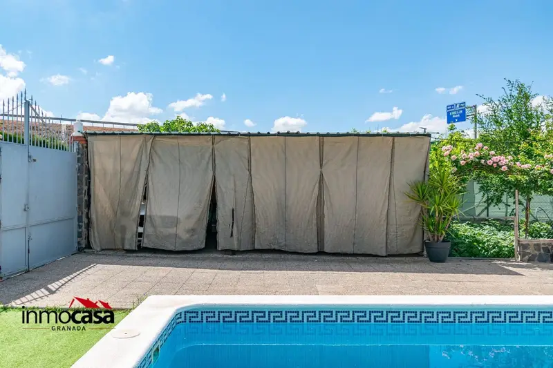 Chalet en Venta en Albolote con Piscina y Garaje Doble