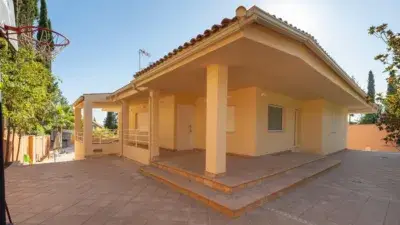 Chalet en Venta Granada: Lujo y Amplitud en Urbanizaci"}u00f3n Exclusiva