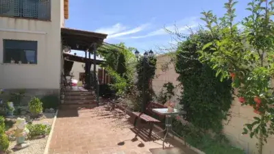 Chalet Pareado en Nuevo Valdepeñas con Piscina y Jardín