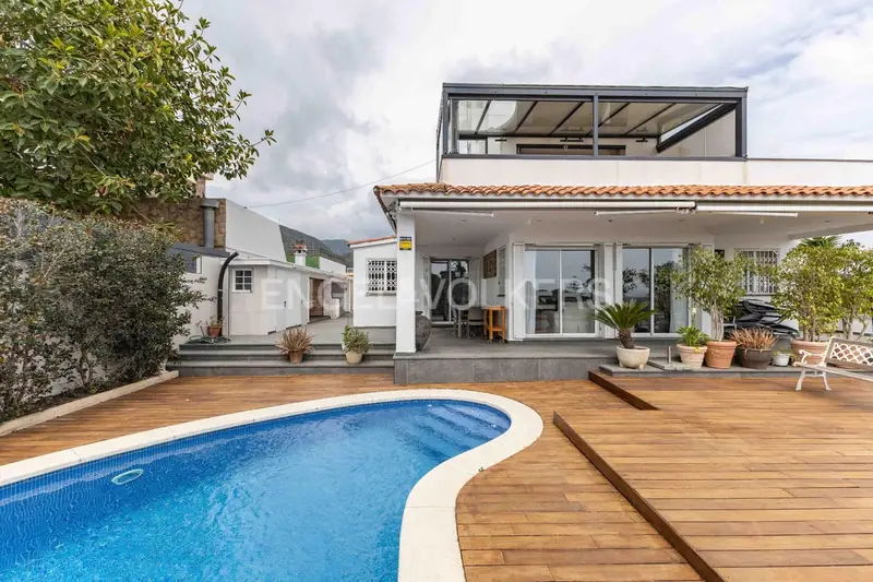 Chalet en Alquiler Castelldefels Vistas al Mar Piscina y Jardin