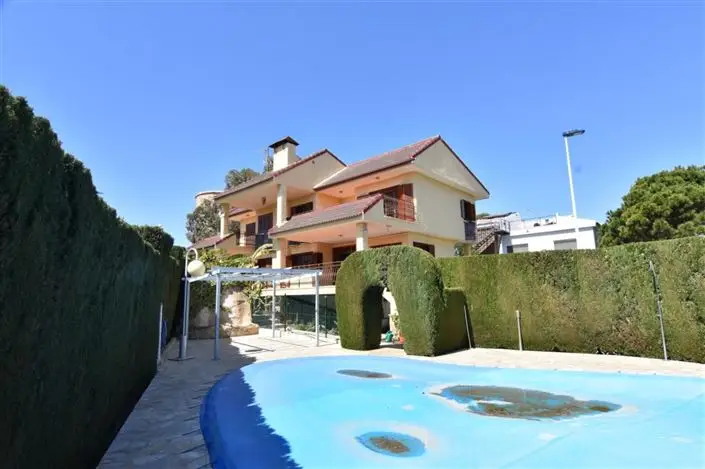 Villa de 5 Dormitorios en Venta Puerto de Mazarron