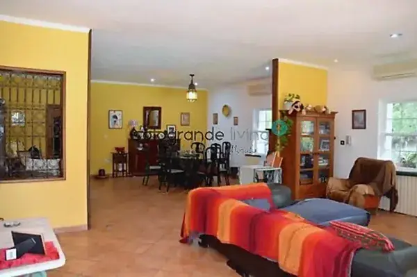 Villa Colonial en Sotogrande Alto: 4 Dormitorios, Piscina y Jardines