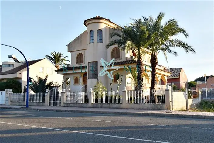 Villa 11 Dormitorios 9 Baños Venta 300m2