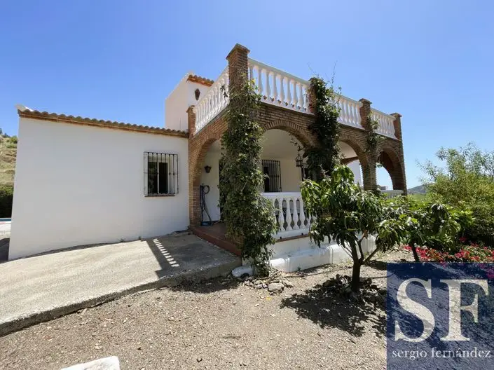 Villa en Venta 2 Dormitorios Sayalonga Piscina Jardin Vistas