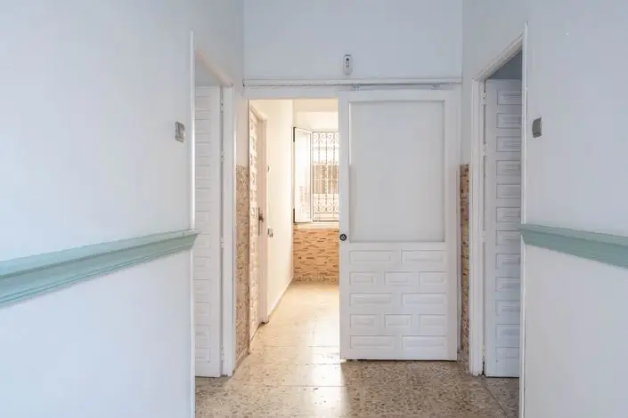 Casa Mata en Málaga: 3 Dormitorios, Terraza y Patio