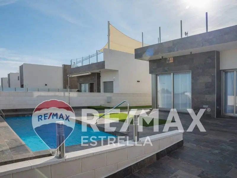Villa en Orihuela Costa con Piscina y Sótano - Ref N6607