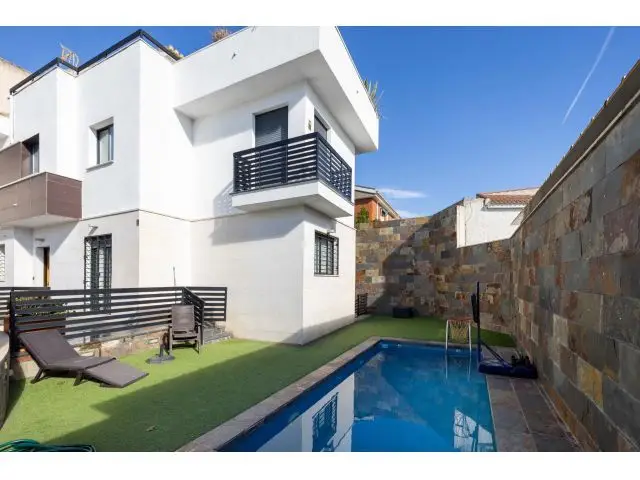 Casa en Huetor Vega: Exclusiva vivienda pareada con piscina y sala de cine