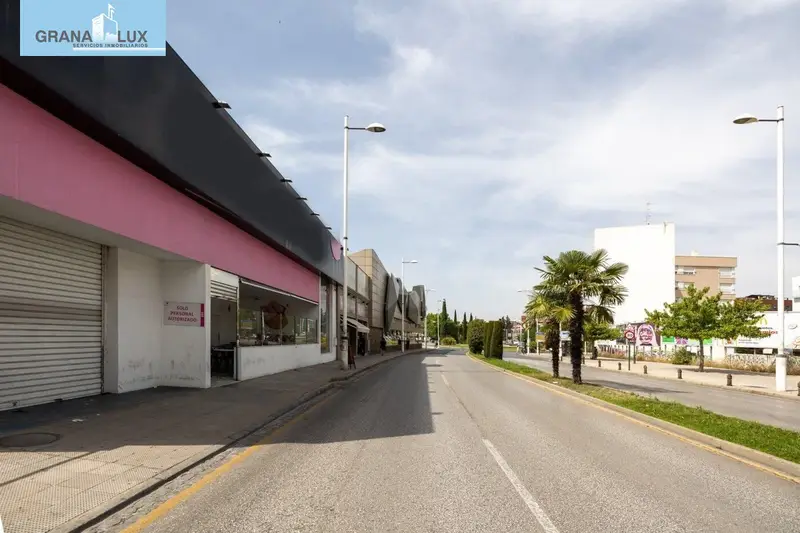 Nave Comercial con Terraza en Granada 975m2
