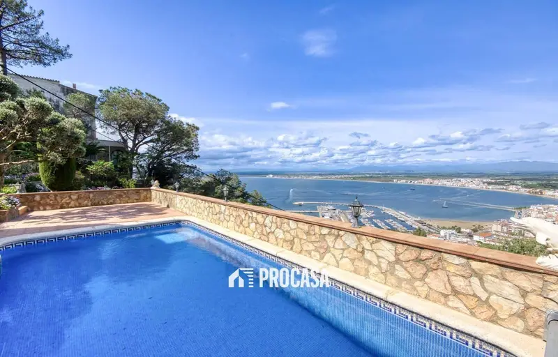 Chalet en venta en Roses con vistas al mar y piscina