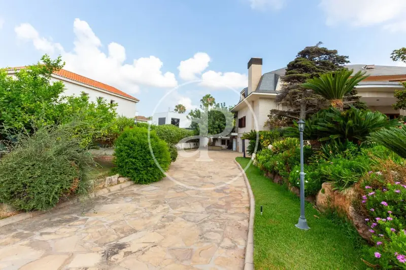 Chalet de Lujo en Valencia con Piscina y Pista de Tenis