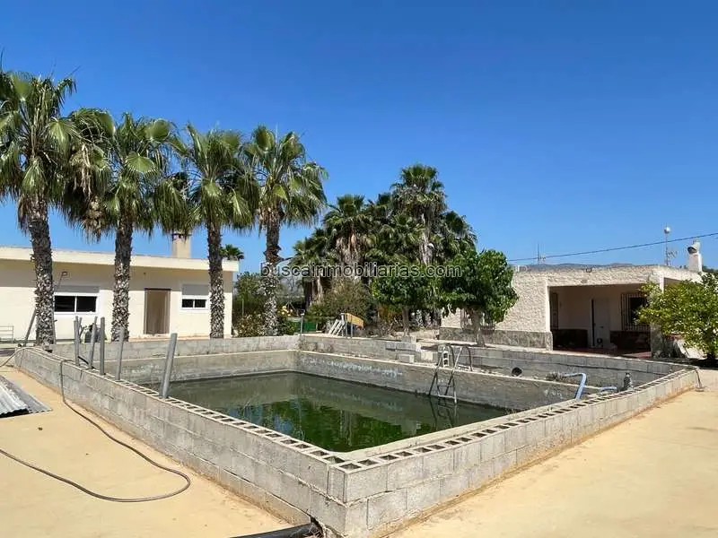 Finca Rustica en Crevillent con Piscina y Dos Edificaciones