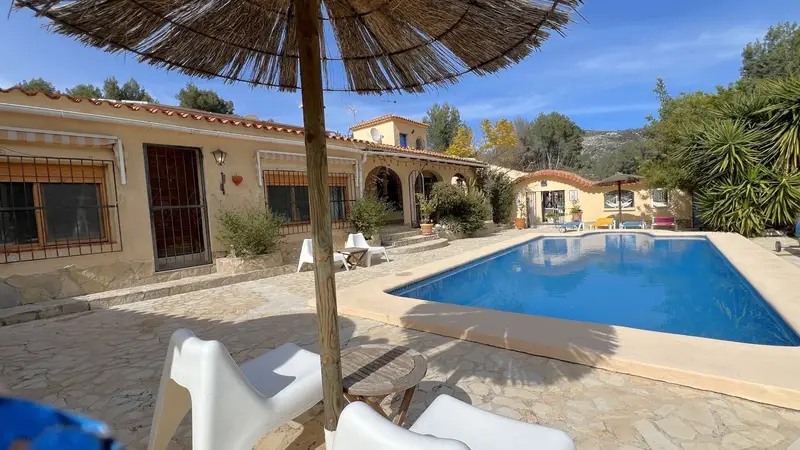 Chalet con dos casas en Castell de Castells ideal para B&B