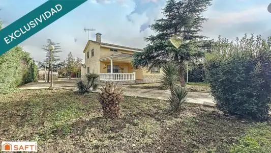 Casa de Campo en Uceda con Amplia Parcela y Edificaciones