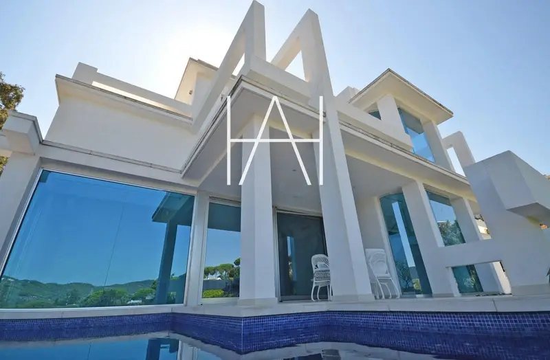Chalet de Lujo en Alella con Piscina y Vistas Impresionantes