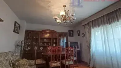 Casa en venta cerca de Calle Real con gran parcela y olivos