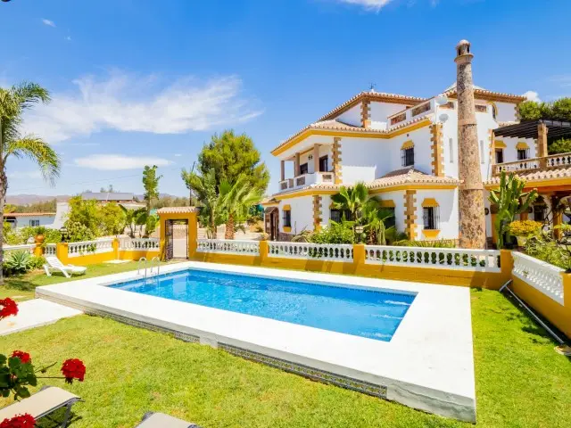 Casa Villa Lujo 5 Dormitorios Piscina Climatizada Minigolf Malaga
