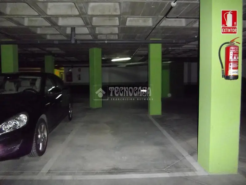 Piso en Venta en Urbanización Privada con Piscina y Garaje