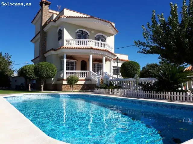 Villa de Lujo en Chipiona con Piscina y Paneles Solares