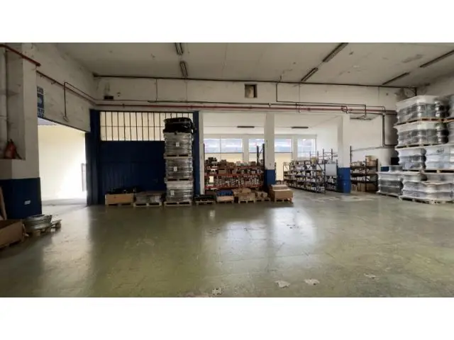 Nave Industrial 700m2 Irun Oficina 150m2 Escaparate Trailer
