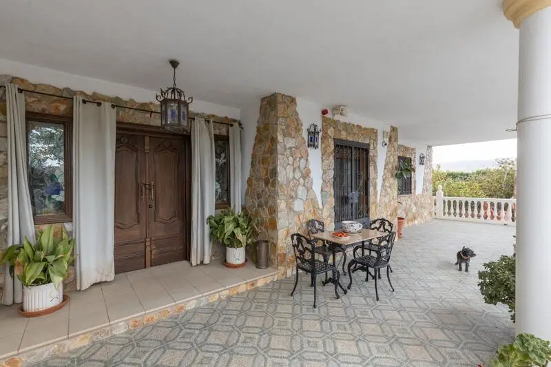 Chalet 326m2 con Piscina y 4 Habitaciones en Granada