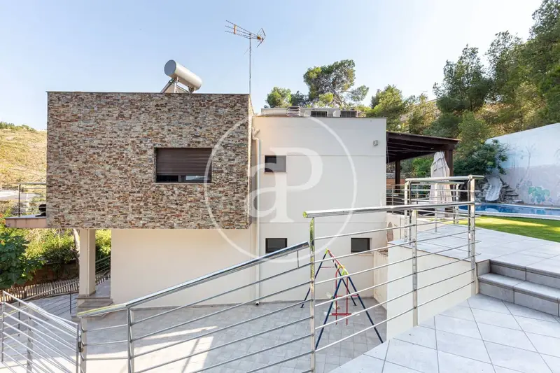Chalet de Lujo en Chiva con Piscina Privada y 4 Habitaciones