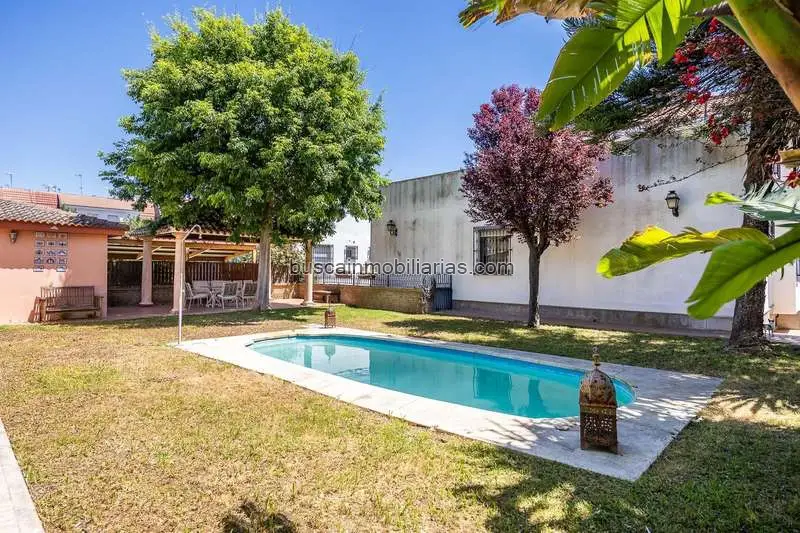 Chalet en venta en Tomares con piscina y gran jardin