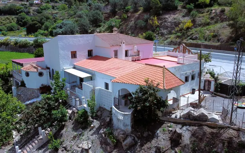 Negocio y Vivienda en Vélez de Benaudalla 750m2