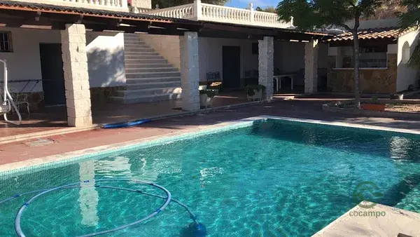 Chalet de Lujo en Elche con 12 Cuadra para Caballos