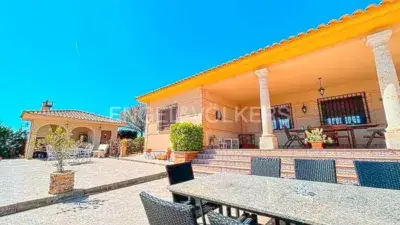 Chalet en venta en Daimiel con piscina