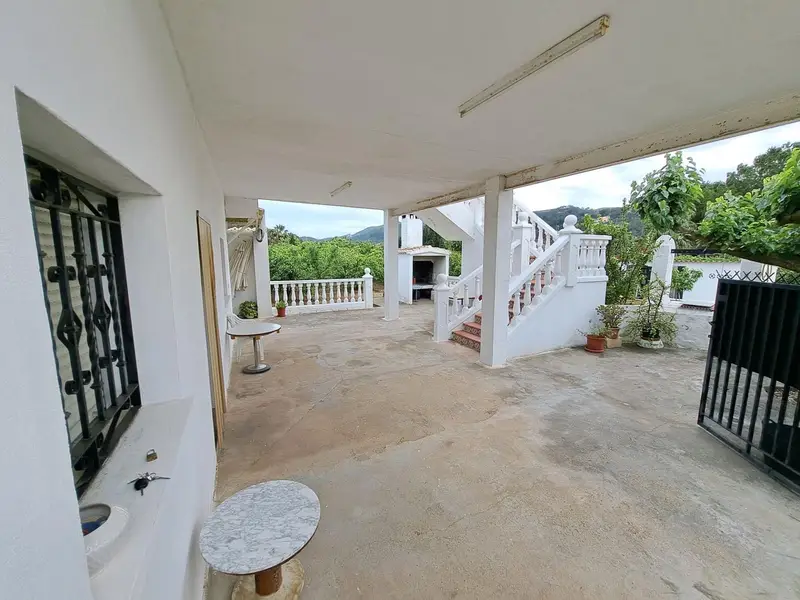 Chalet con Piscina y Gran Parcela en Venta