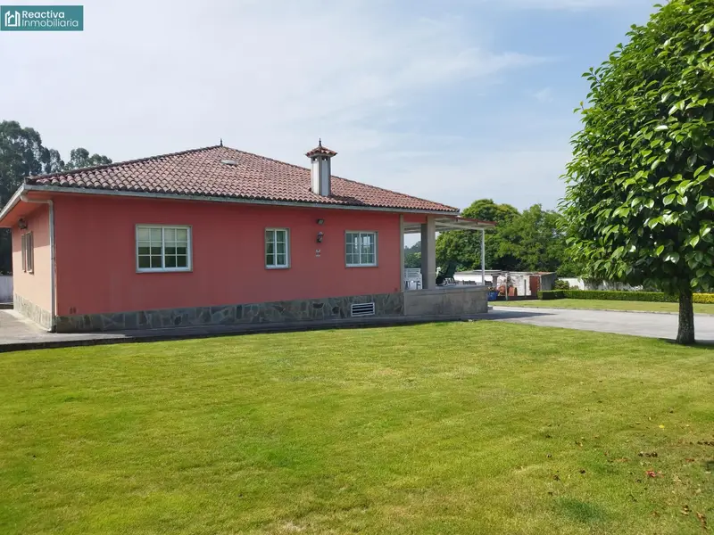 Casa con Terraza y Jardín en Cacheiras Teo
