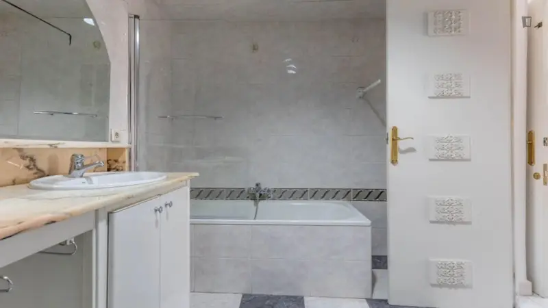 Habitacion Doble con Baño Privado en Piso Compartido